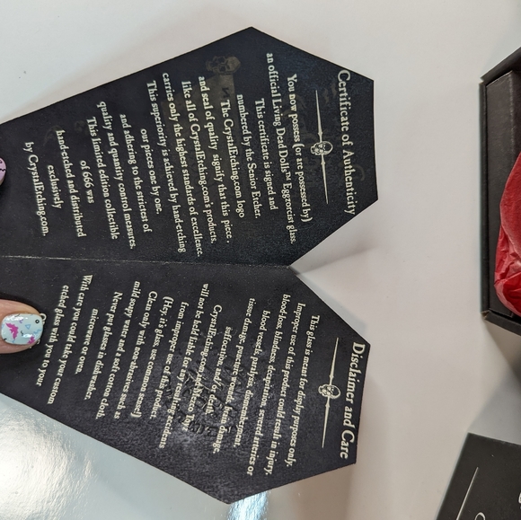 Living Dead Dolls by Mezco - Eggzorcist - Limited Edition 252/666 Etched Glass - Picture 2 of 11